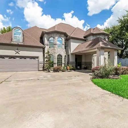 Villa Luxuria Mini-Mansion Near Houston Downtown